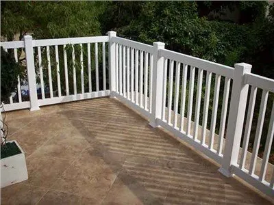 Виниловые столбы для забора на открытом воздухе